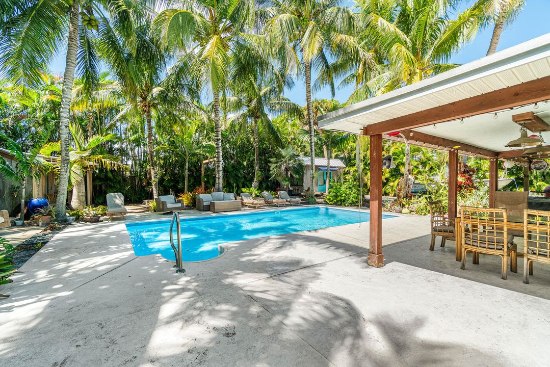 Под контрактом: $799,000 (3 спален, 2 ванн, 1964 Квадратных фут)