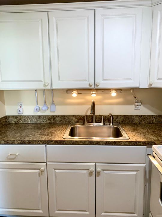 待售: $79,900 (1 贝兹, 1 浴室, 702 平方英尺)