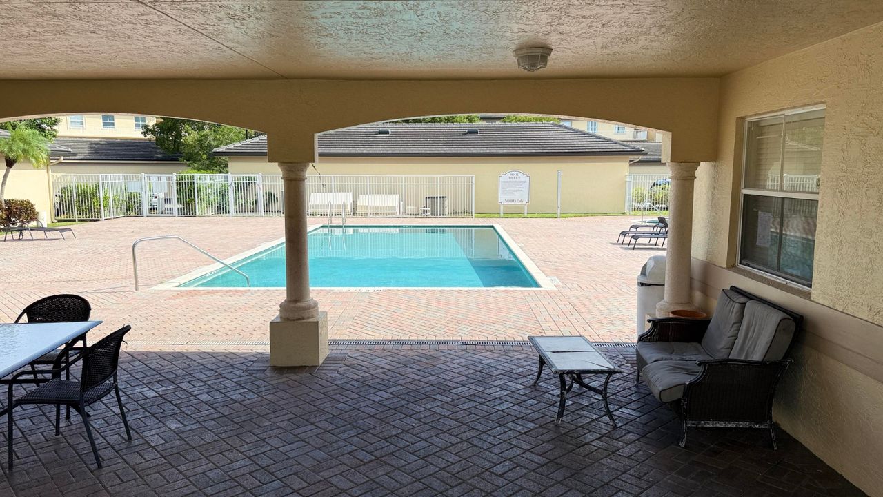 合同活跃: $2,350 (3 贝兹, 2 浴室, 1200 平方英尺)