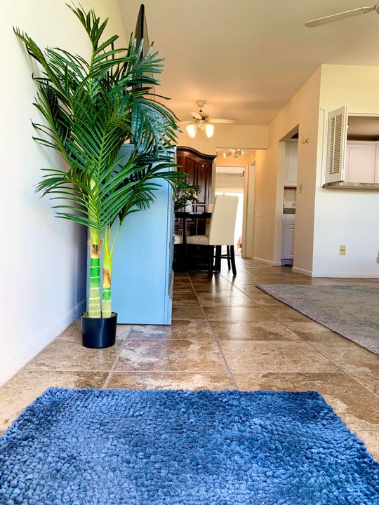 待售: $79,900 (1 贝兹, 1 浴室, 702 平方英尺)