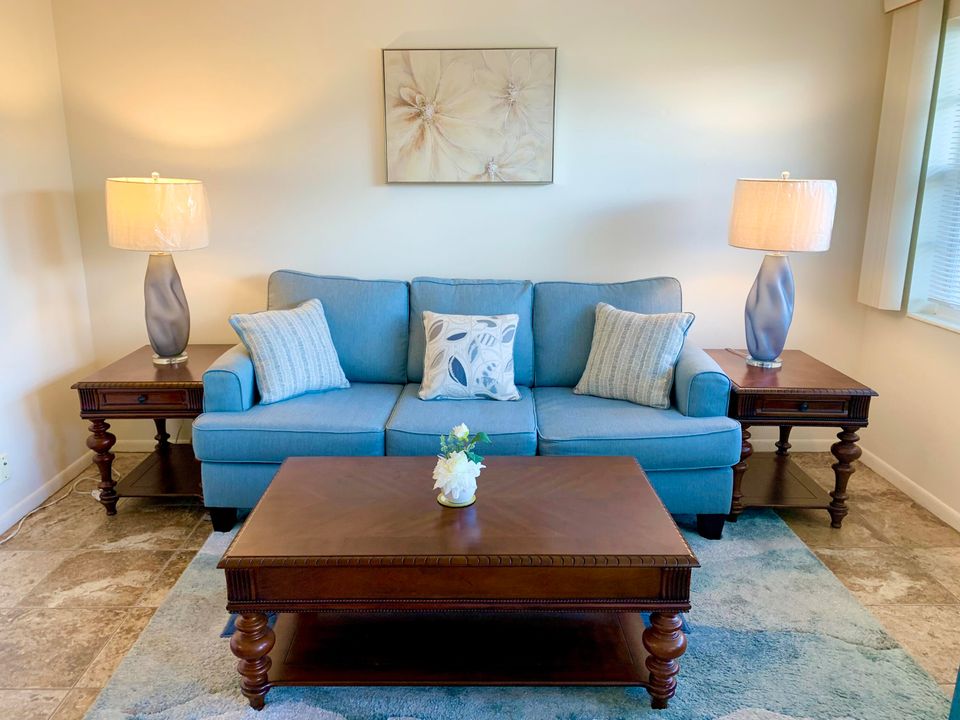 待售: $79,900 (1 贝兹, 1 浴室, 702 平方英尺)