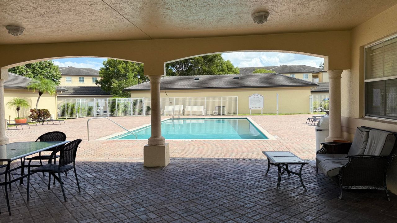 合同活跃: $2,350 (3 贝兹, 2 浴室, 1200 平方英尺)