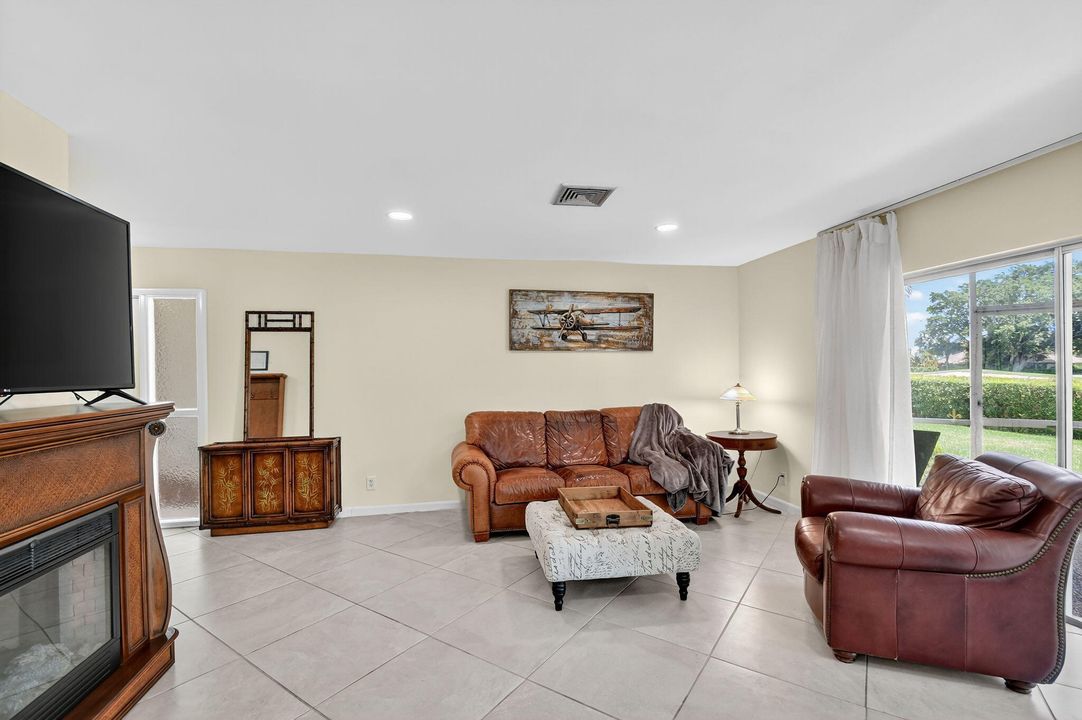 For Sale: $309,998 (2 beds, 2 baths, 1170 Square Feet)