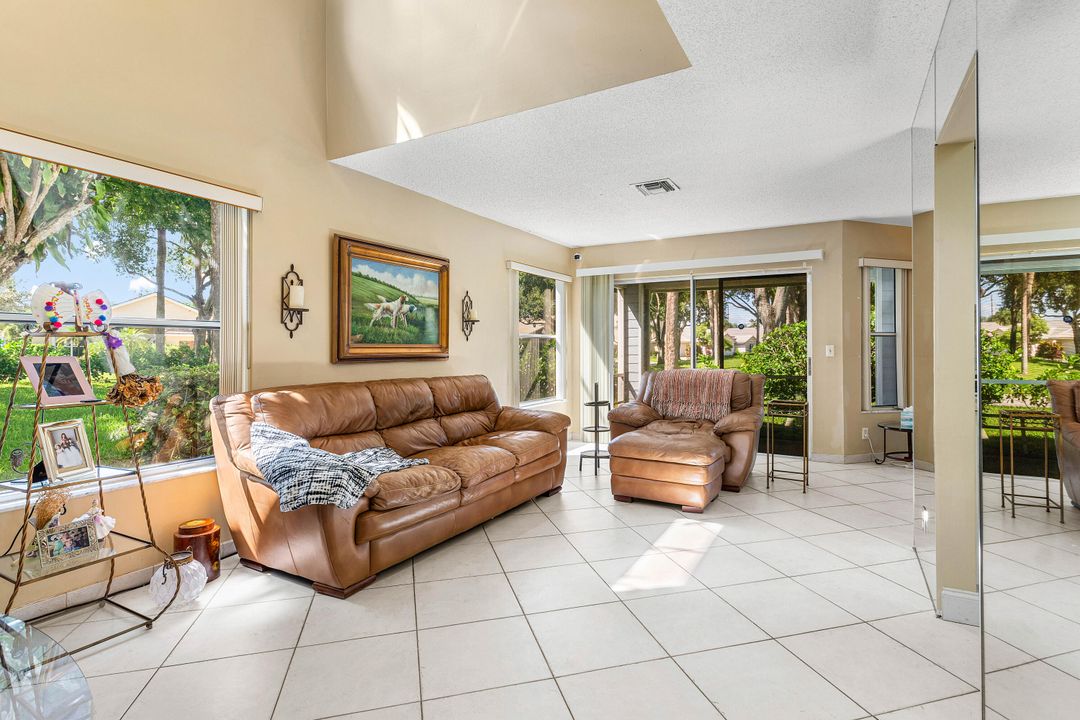 合同活跃: $454,900 (3 贝兹, 2 浴室, 1341 平方英尺)