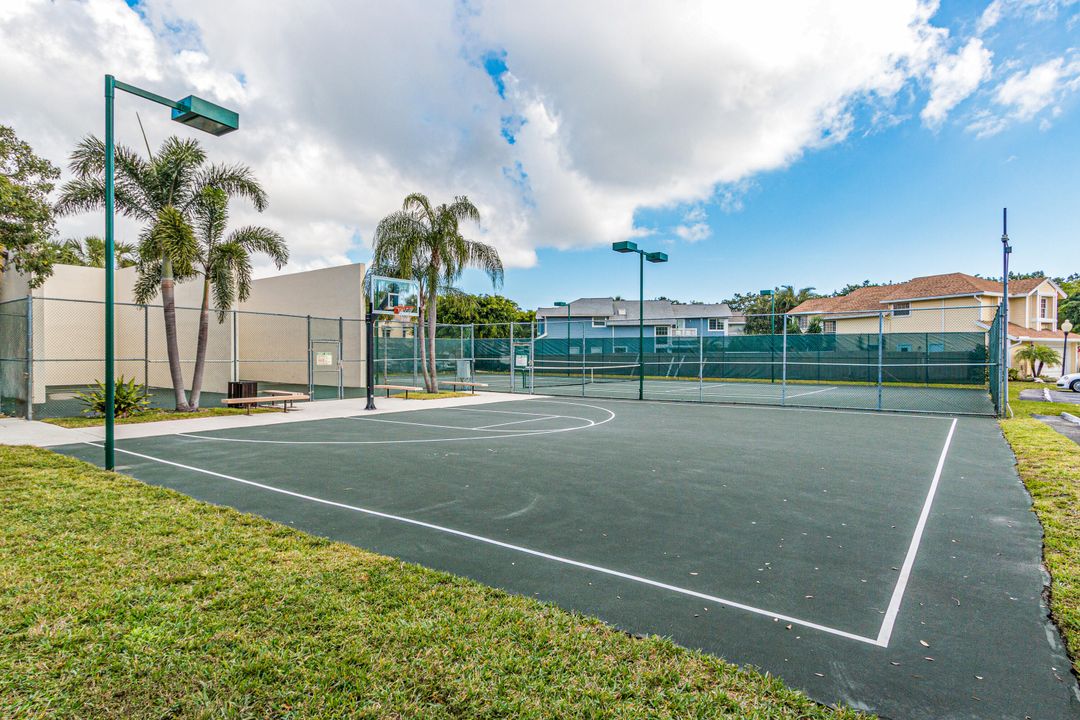 合同活跃: $454,900 (3 贝兹, 2 浴室, 1341 平方英尺)