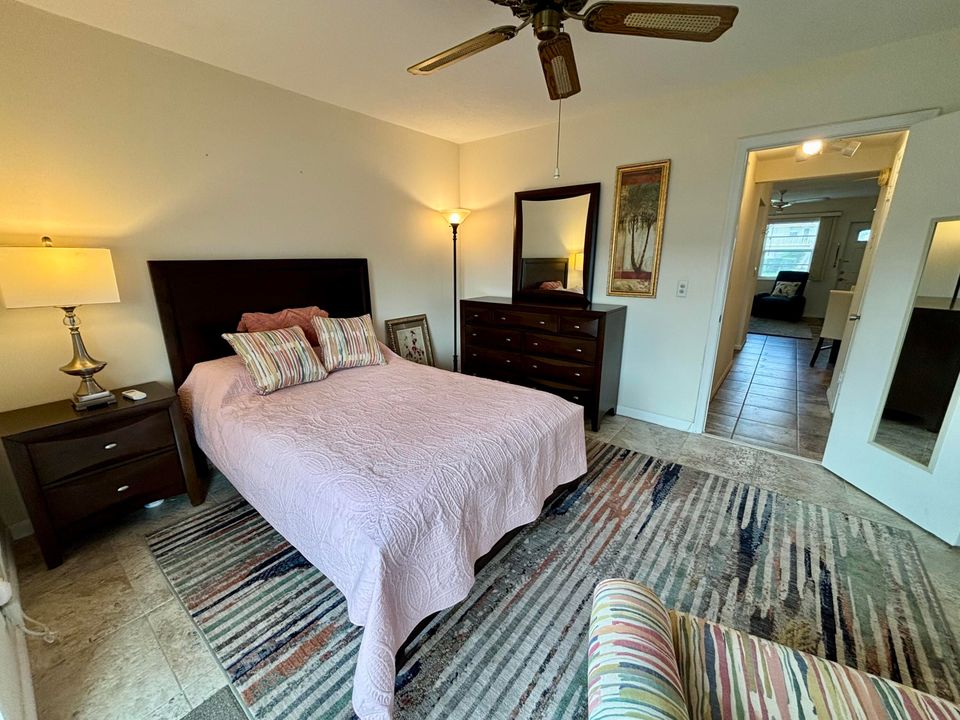 待售: $79,900 (1 贝兹, 1 浴室, 702 平方英尺)