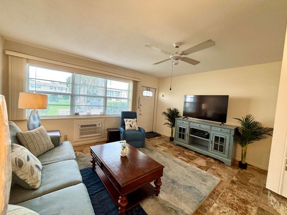 待售: $79,900 (1 贝兹, 1 浴室, 702 平方英尺)