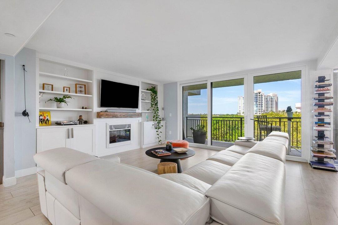 Active With Contract: $1,175,000 (2 beds, 2 baths, 2011 Square Feet)