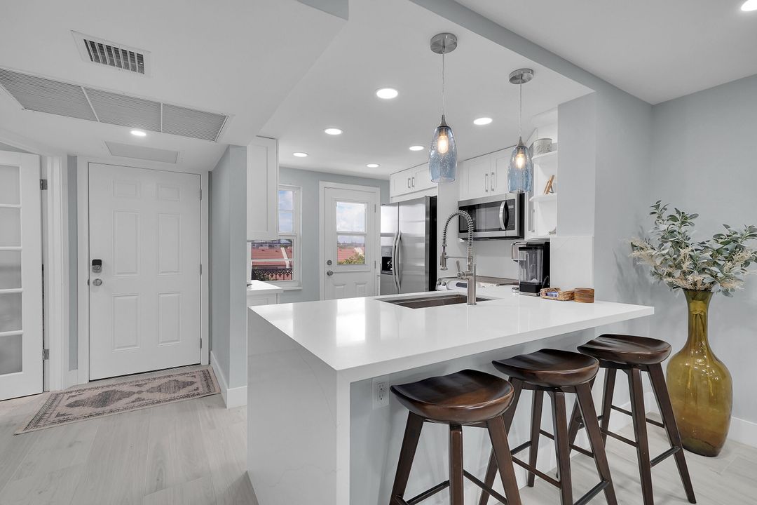 Под контрактом: $3,700 (1 спален, 1 ванн, 802 Квадратных фут)