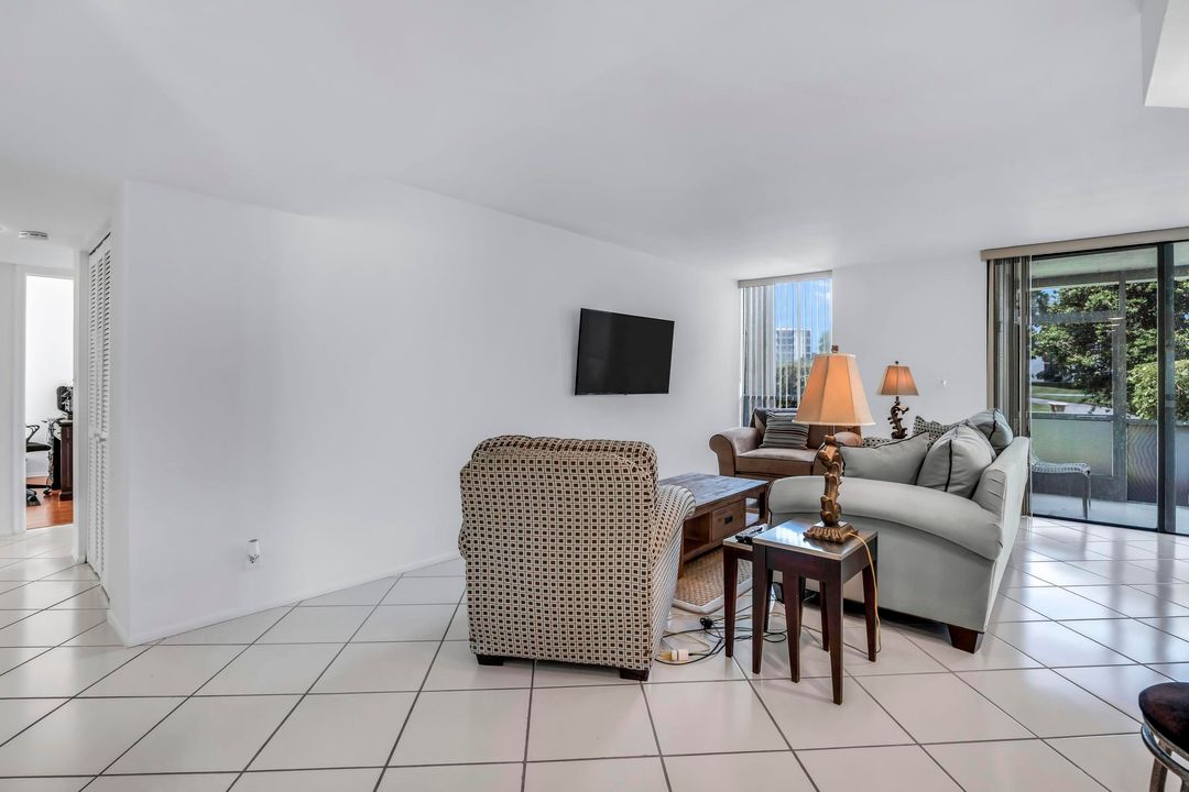 合同活跃: $290,000 (2 贝兹, 2 浴室, 1400 平方英尺)