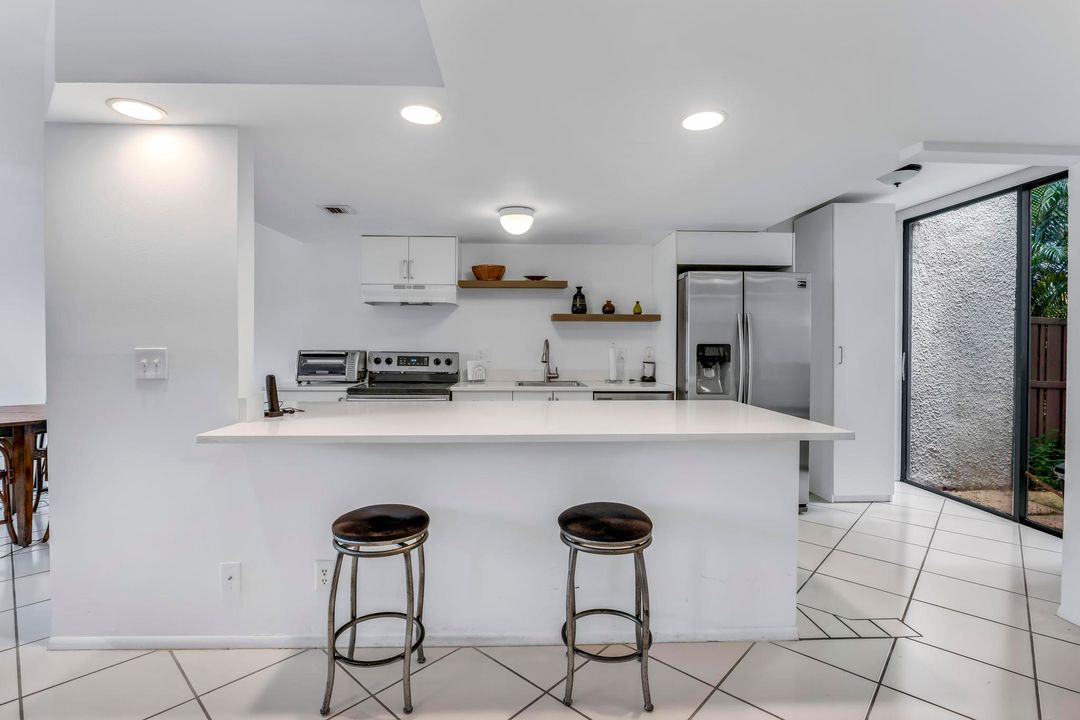 合同活跃: $290,000 (2 贝兹, 2 浴室, 1400 平方英尺)