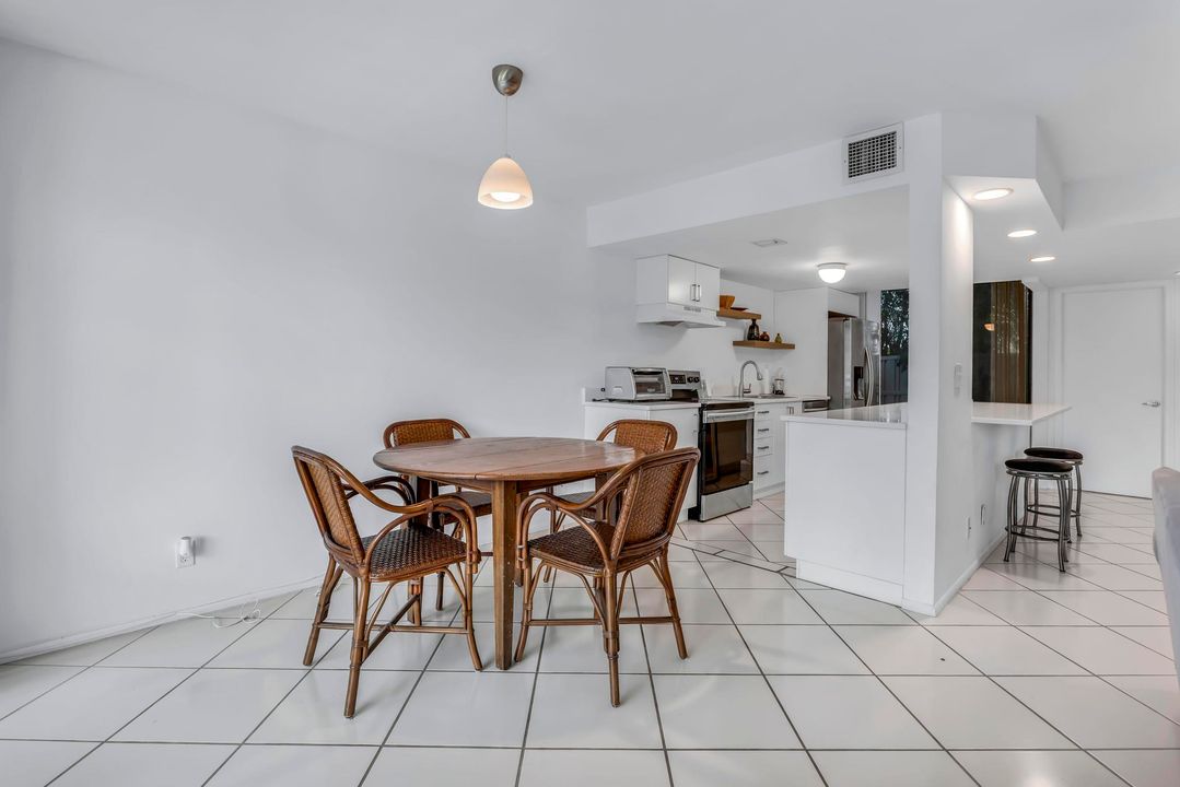 合同活跃: $290,000 (2 贝兹, 2 浴室, 1400 平方英尺)