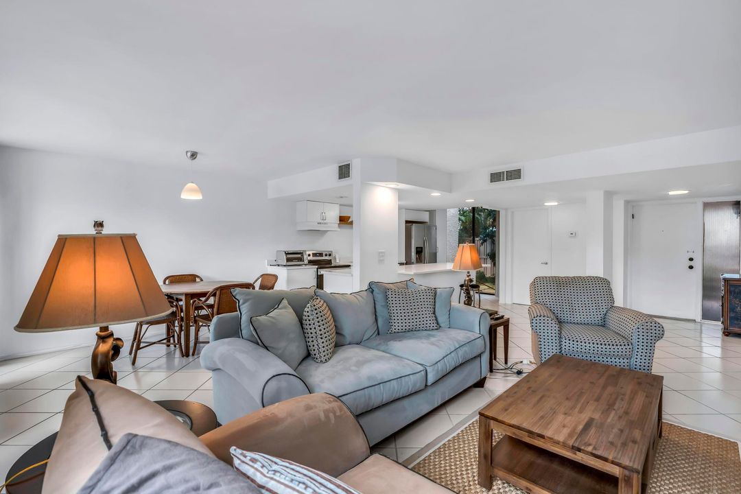 合同活跃: $290,000 (2 贝兹, 2 浴室, 1400 平方英尺)