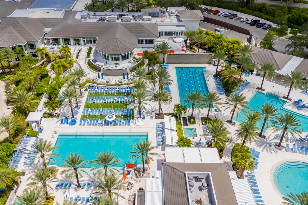 合同活跃: $290,000 (2 贝兹, 2 浴室, 1400 平方英尺)