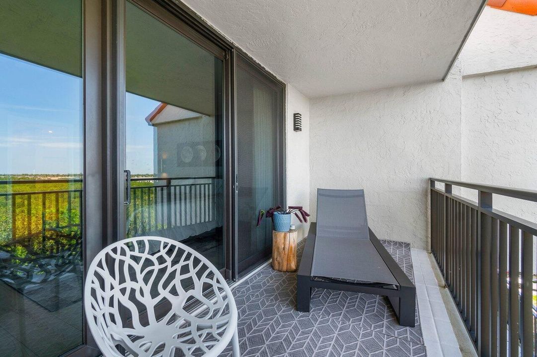 Active With Contract: $1,175,000 (2 beds, 2 baths, 2011 Square Feet)