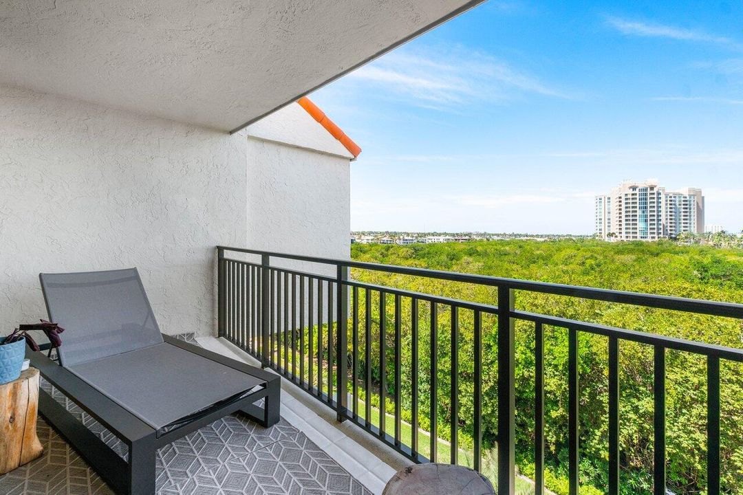 Active With Contract: $1,175,000 (2 beds, 2 baths, 2011 Square Feet)