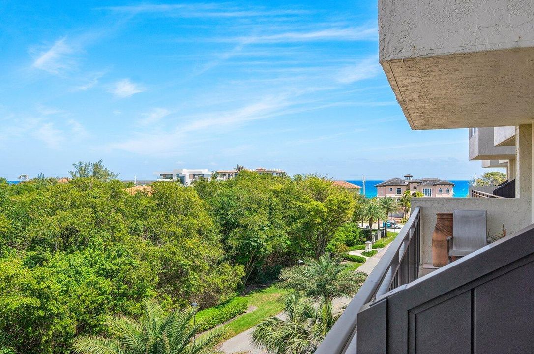 Active With Contract: $1,175,000 (2 beds, 2 baths, 2011 Square Feet)