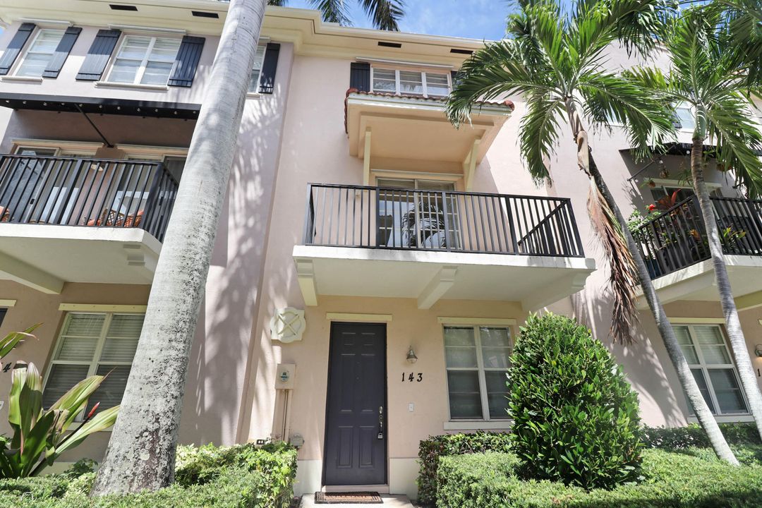 Recently Rented: $2,995 (2 beds, 2 baths, 1700 Square Feet)