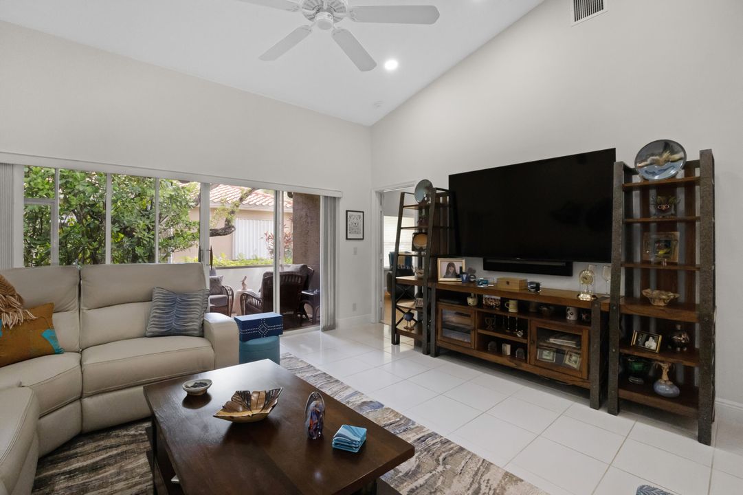 合同活跃: $359,900 (2 贝兹, 2 浴室, 1500 平方英尺)