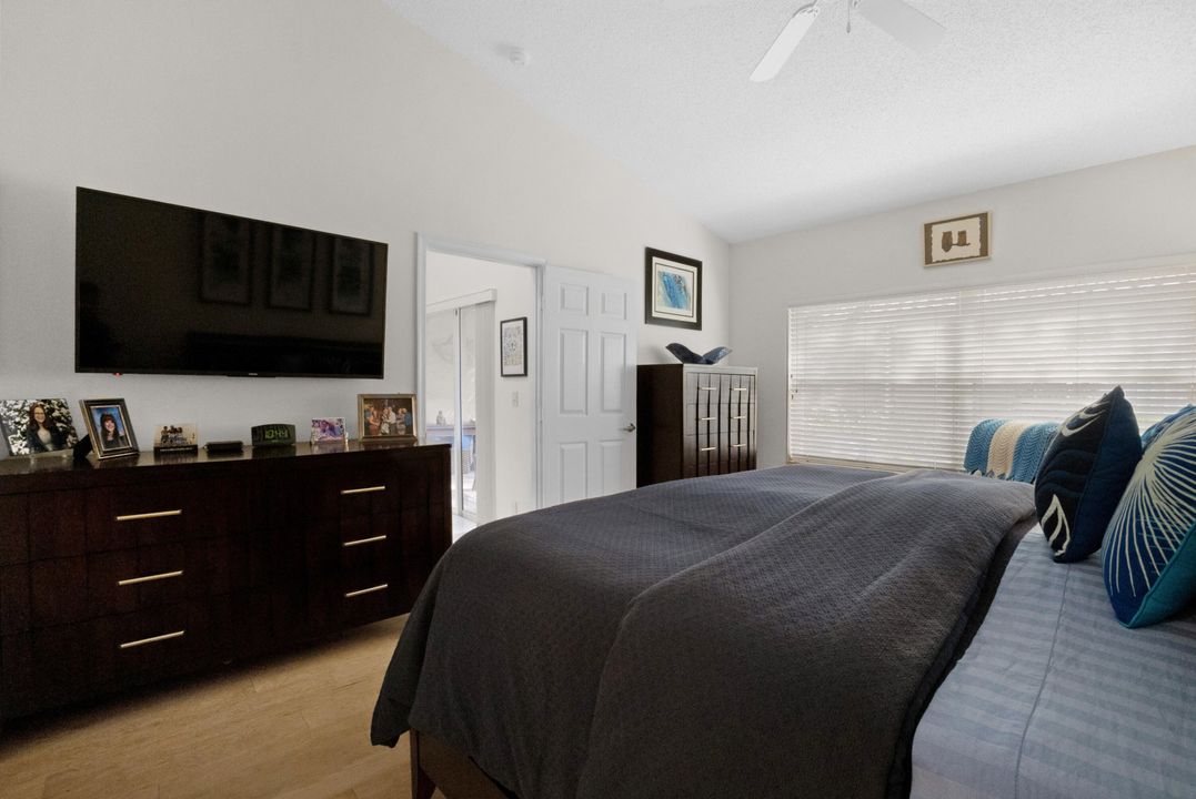 合同活跃: $359,900 (2 贝兹, 2 浴室, 1500 平方英尺)