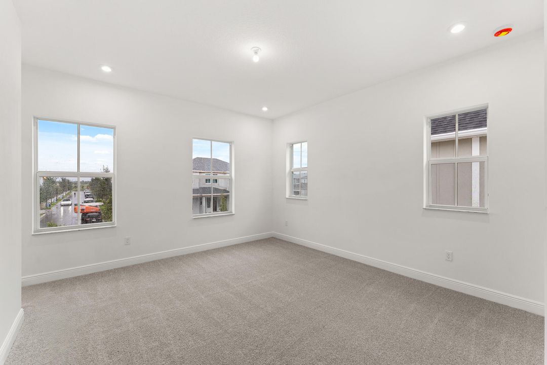 Под контрактом: $619,842 (3 спален, 2 ванн, 1943 Квадратных фут)