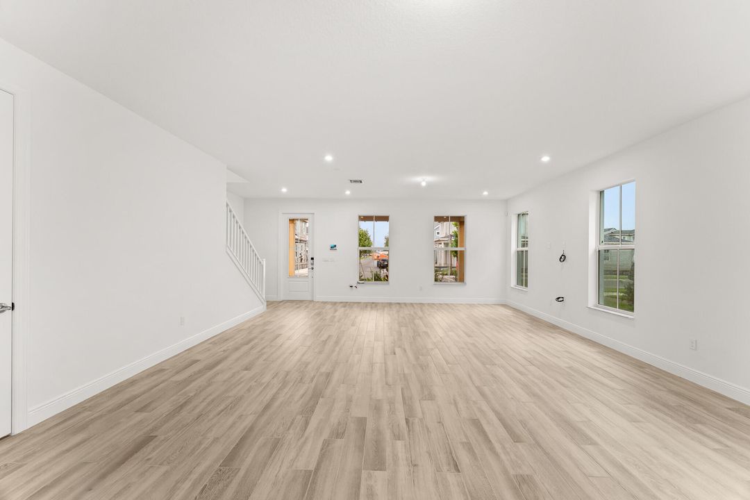 Под контрактом: $619,842 (3 спален, 2 ванн, 1943 Квадратных фут)