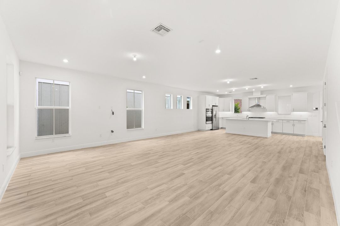 Под контрактом: $619,842 (3 спален, 2 ванн, 1943 Квадратных фут)