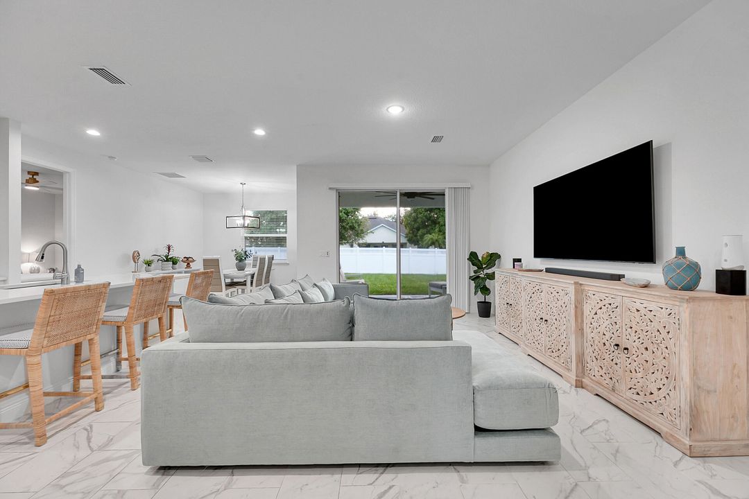 合同活跃: $460,000 (4 贝兹, 2 浴室, 1773 平方英尺)