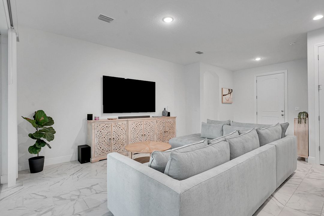 合同活跃: $460,000 (4 贝兹, 2 浴室, 1773 平方英尺)