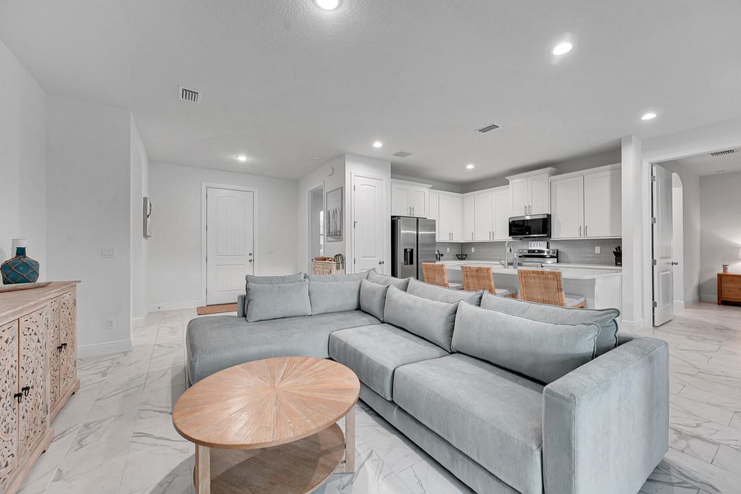 合同活跃: $460,000 (4 贝兹, 2 浴室, 1773 平方英尺)