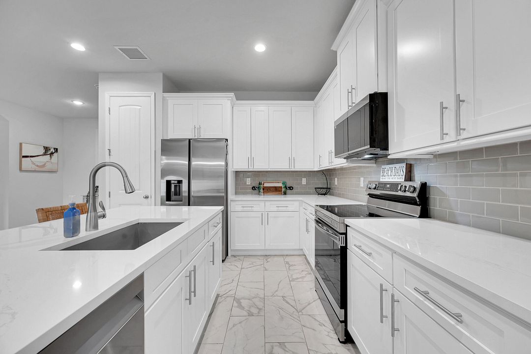 合同活跃: $460,000 (4 贝兹, 2 浴室, 1773 平方英尺)