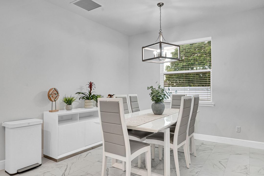 合同活跃: $460,000 (4 贝兹, 2 浴室, 1773 平方英尺)