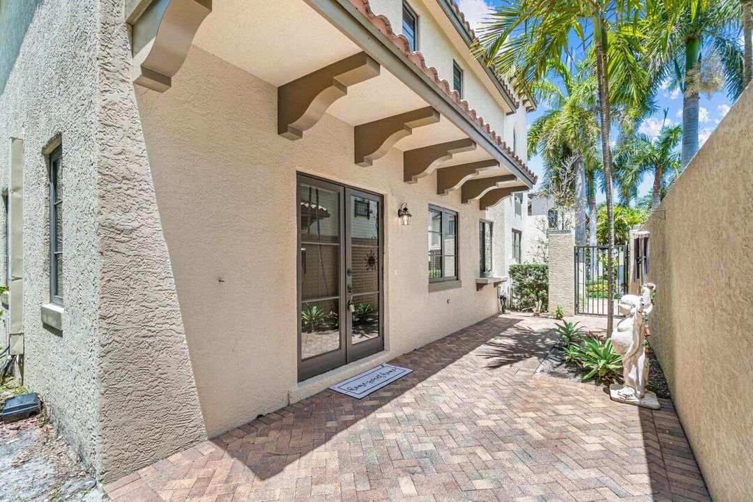 Active With Contract: $3,800 (3 beds, 2 baths, 1930 Square Feet)