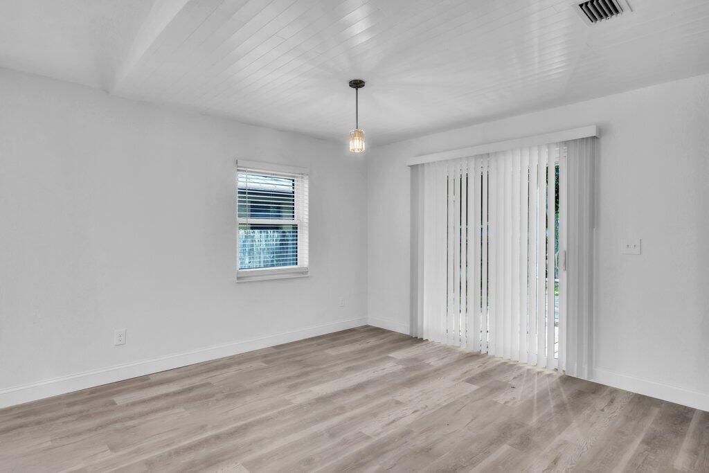 Active With Contract: $315,000 (3 beds, 2 baths, 1375 Square Feet)