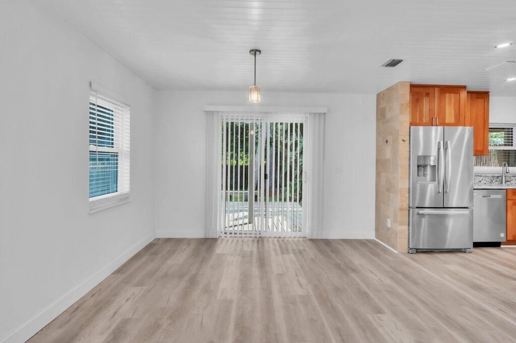 Active With Contract: $315,000 (3 beds, 2 baths, 1375 Square Feet)