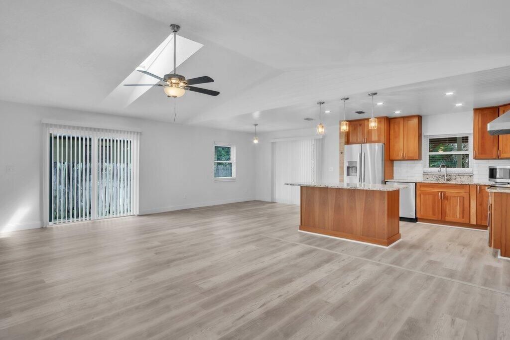 Active With Contract: $315,000 (3 beds, 2 baths, 1375 Square Feet)