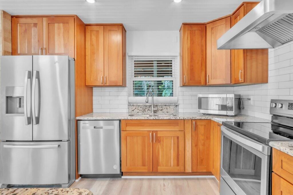 Active With Contract: $315,000 (3 beds, 2 baths, 1375 Square Feet)