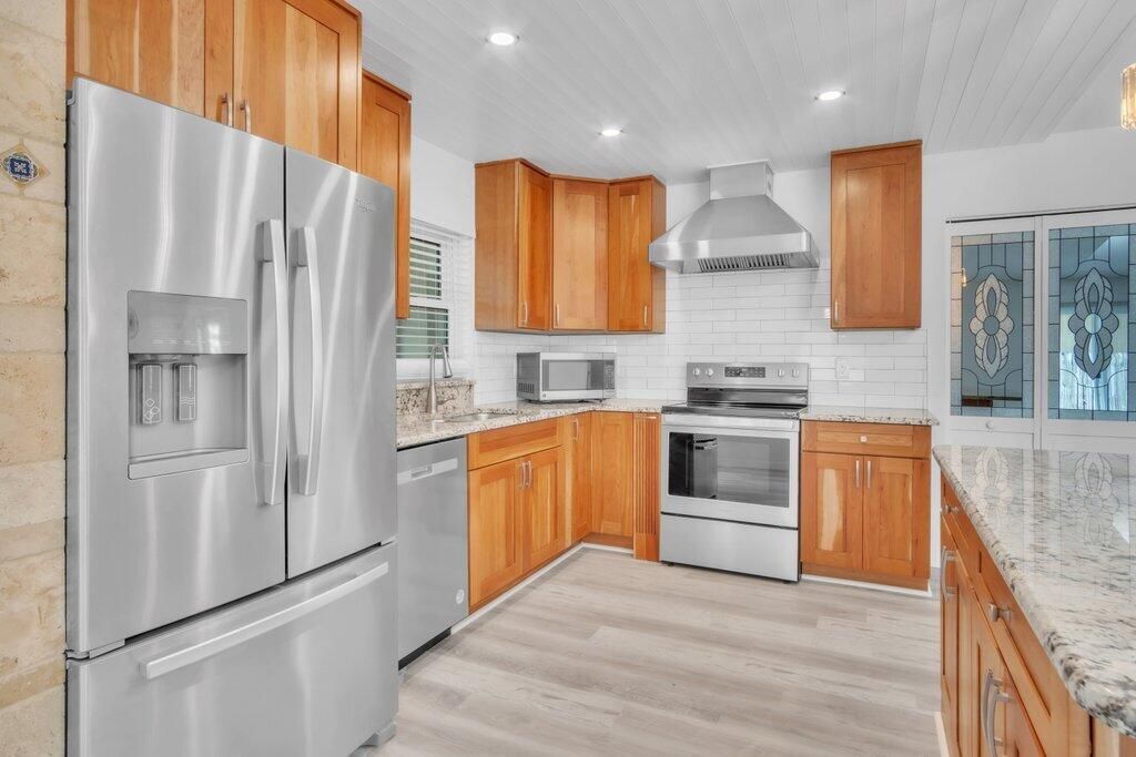 Active With Contract: $315,000 (3 beds, 2 baths, 1375 Square Feet)