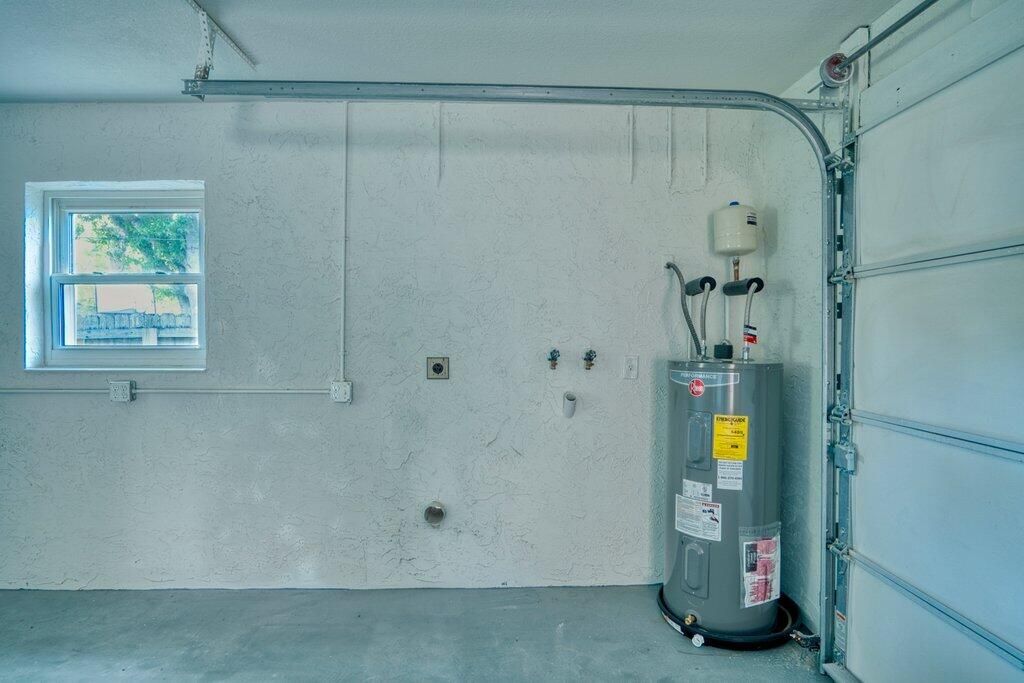 Active With Contract: $315,000 (3 beds, 2 baths, 1375 Square Feet)