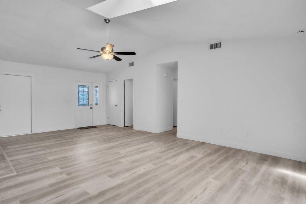 Active With Contract: $315,000 (3 beds, 2 baths, 1375 Square Feet)