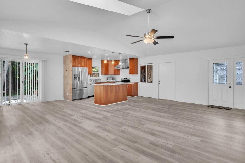 Active With Contract: $315,000 (3 beds, 2 baths, 1375 Square Feet)