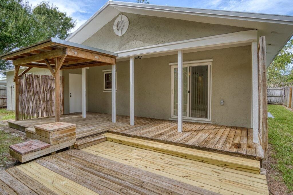 Active With Contract: $315,000 (3 beds, 2 baths, 1375 Square Feet)