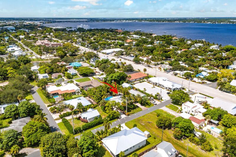 Под контрактом: $799,000 (3 спален, 2 ванн, 1964 Квадратных фут)