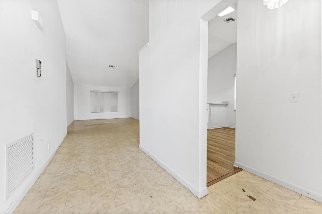 合同活跃: $195,000 (2 贝兹, 2 浴室, 1220 平方英尺)