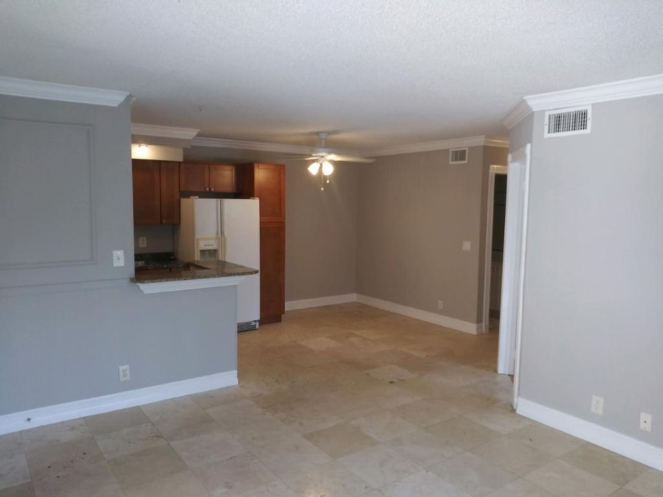 Под контрактом: $1,900 (2 спален, 2 ванн, 887 Квадратных фут)