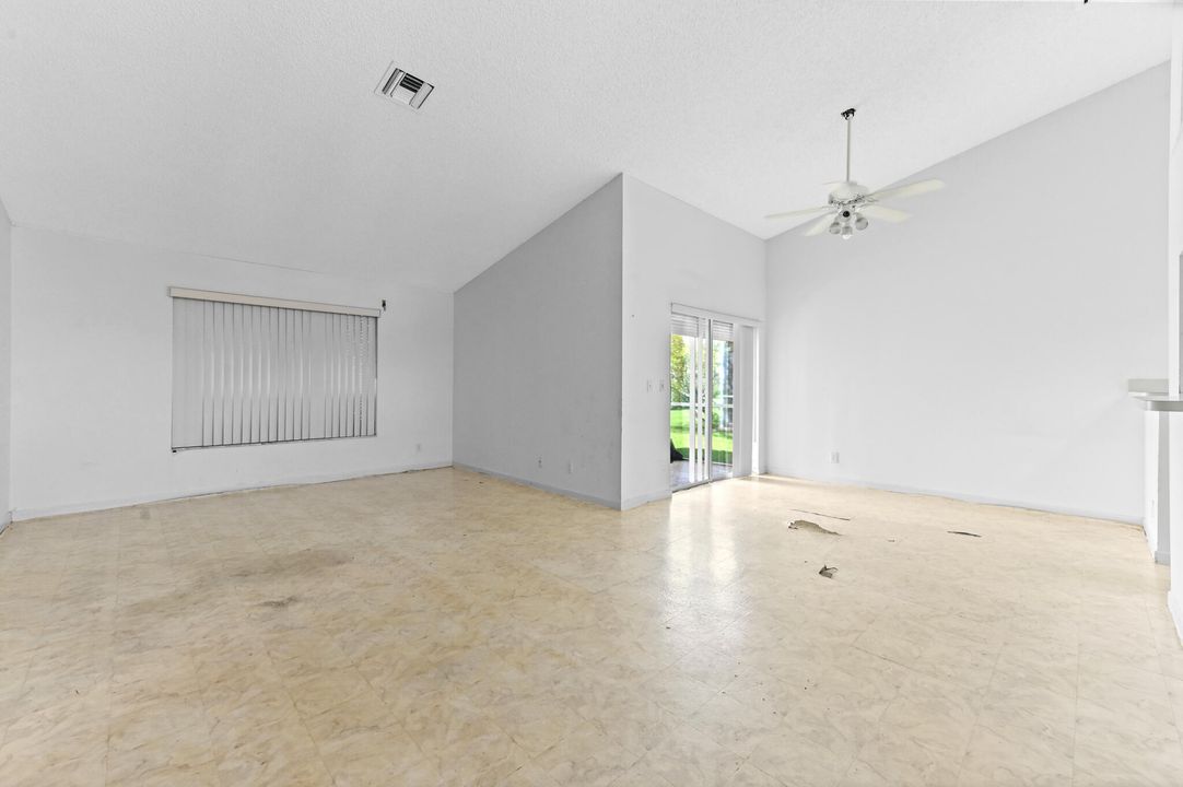 合同活跃: $195,000 (2 贝兹, 2 浴室, 1220 平方英尺)