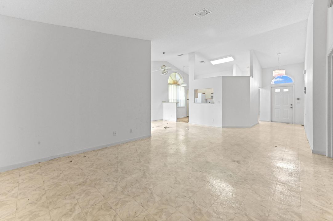 合同活跃: $195,000 (2 贝兹, 2 浴室, 1220 平方英尺)