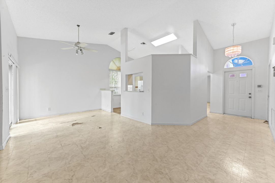 合同活跃: $195,000 (2 贝兹, 2 浴室, 1220 平方英尺)