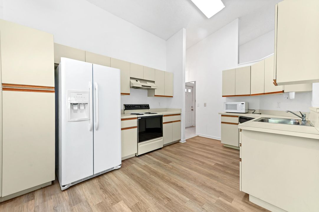 合同活跃: $195,000 (2 贝兹, 2 浴室, 1220 平方英尺)