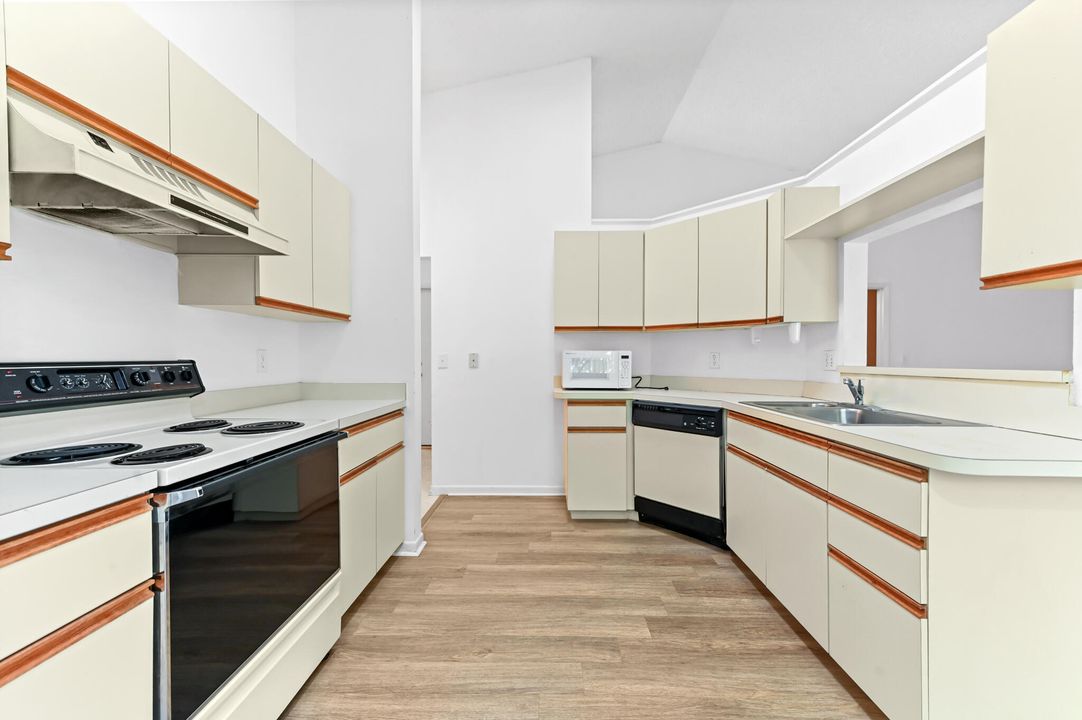 合同活跃: $195,000 (2 贝兹, 2 浴室, 1220 平方英尺)